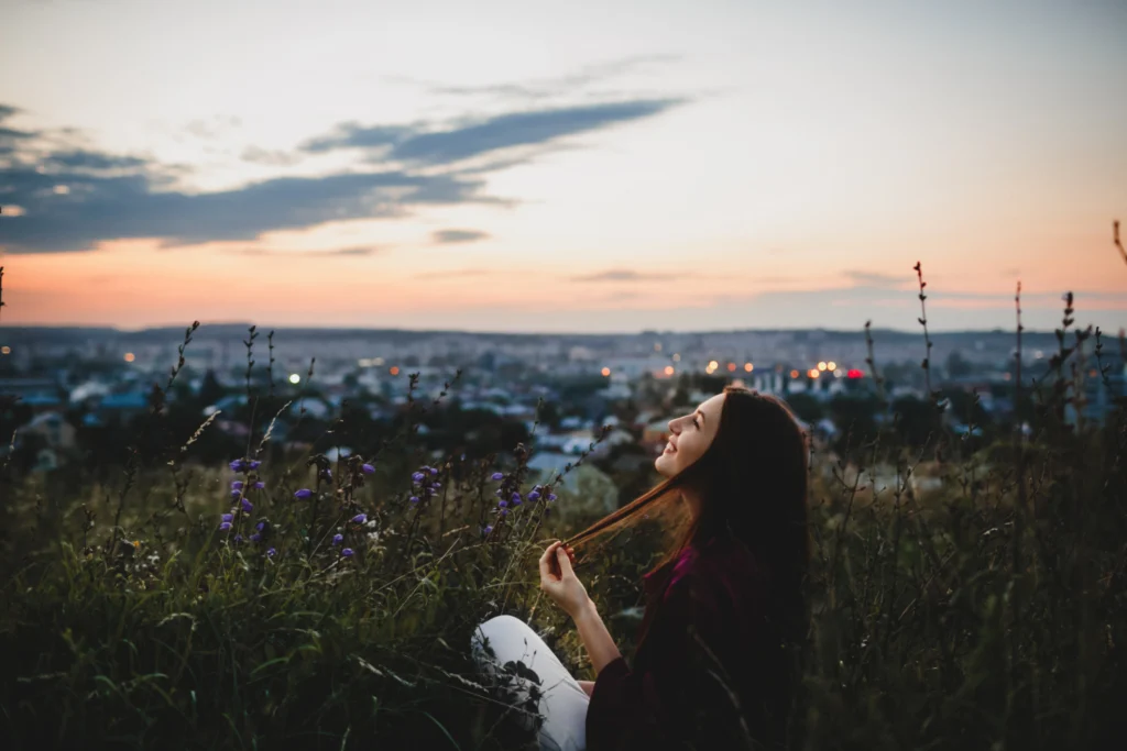 foto de uma mulher no entardecer da primavera