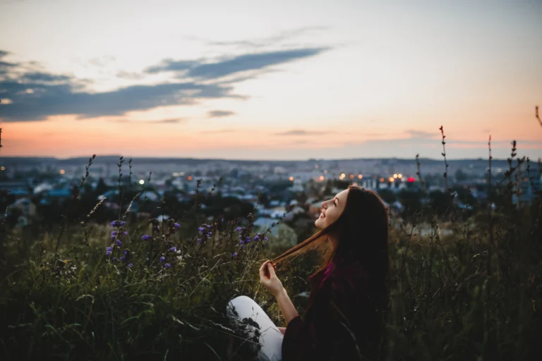 foto de uma mulher no entardecer da primavera